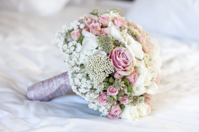 How much do wedding flowers typically cost?
